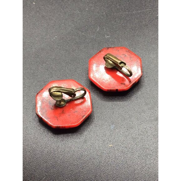 Red Bakelite Earrings Octagonal Marbled Swirls Vintage Clip-On Earrings - Picture 5 of 7